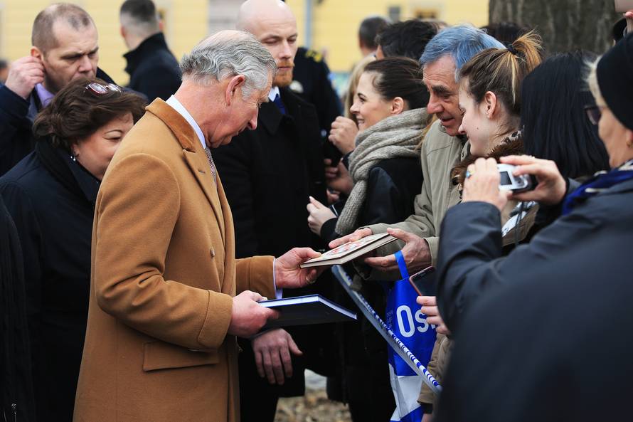 Charles i Camilla u Osijeku: Na trgu ih je dočekalo 2000 ljudi