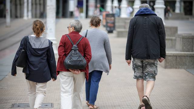 Zagreb: Prohladno i promjenjivo vrijeme navelo je građane na topliju odjeću