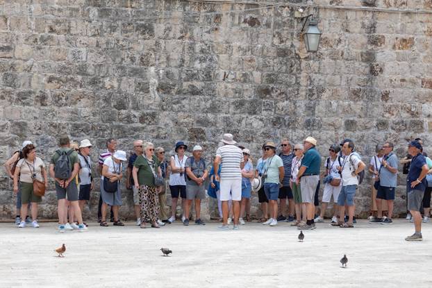 Dubrovnik:  Prepune dubrovačke plaže i gužva unutar zidina