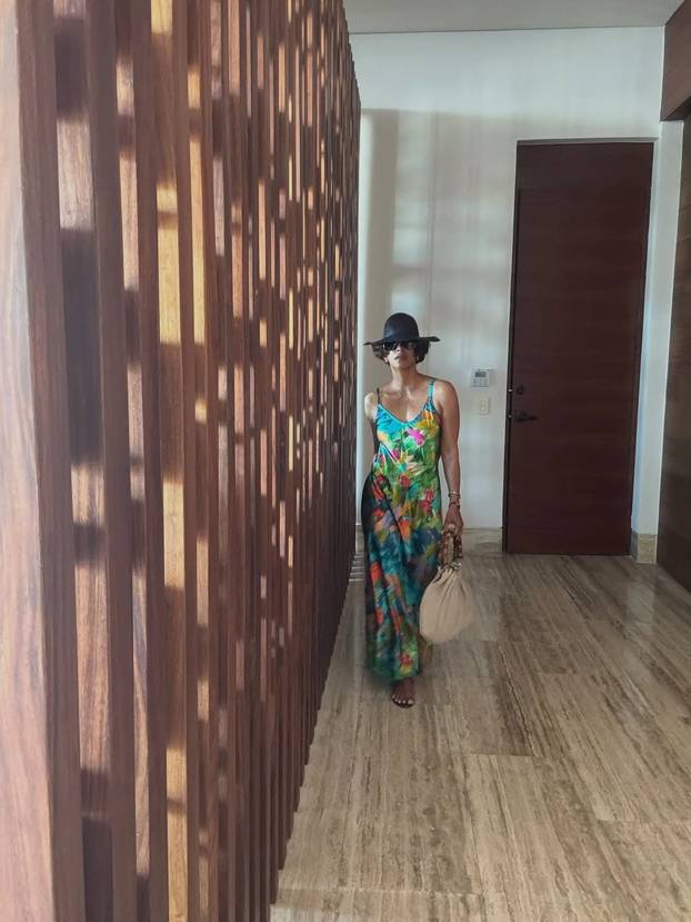 FOTO Ma tko bi joj dao 60? Halle Berry u prozirnoj čipki pokazala svoju vitku figuru