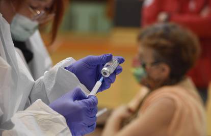 Kako potaknuti na cijepljenje?  Ministarstvo razmatra i niže cijene za police dopunskog