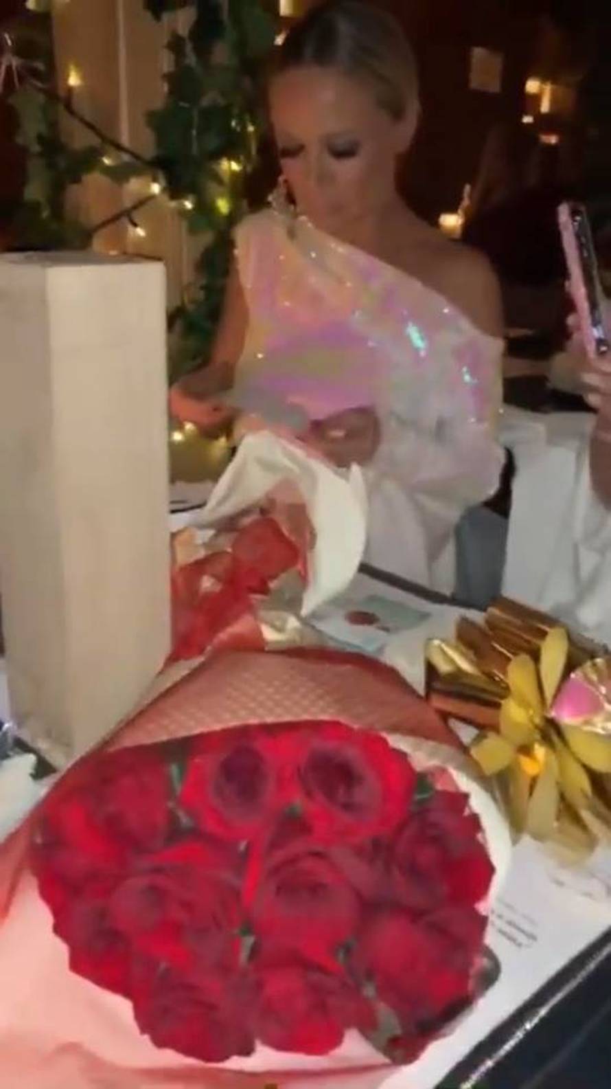 Šuput izletjele grudi: Grubnić ju vrti, a zaručnik šalje cvijeće