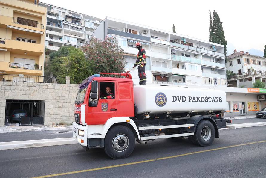 Požar kod Omiša i dalje bukti