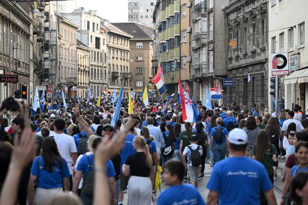 Zagreb: Povorka Antunovskog hoda na putu prema bazilici svetog Antuna Padovanskog