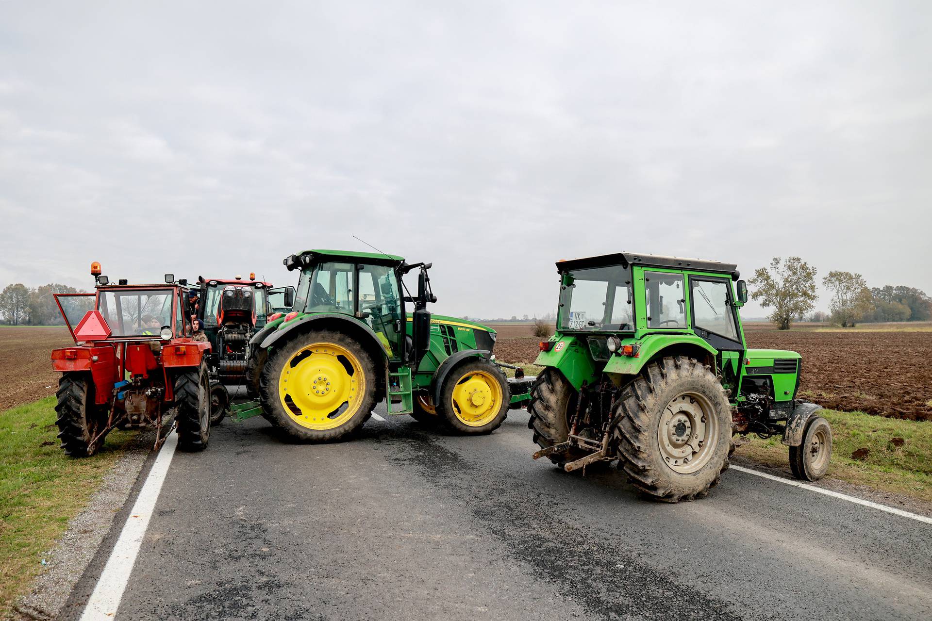 Nezadovoljni seljaci jutros blokirali prometnice i granični prijelaz Županja - Orašje