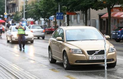 Dječak istrčao iz pekare na cestu i završio pod autom