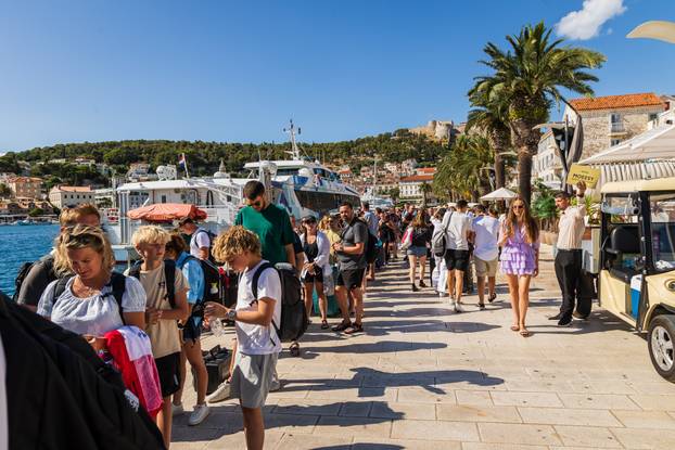 Gužva u gradu Hvaru na ukrcaj i iskrcaj sa katamarana