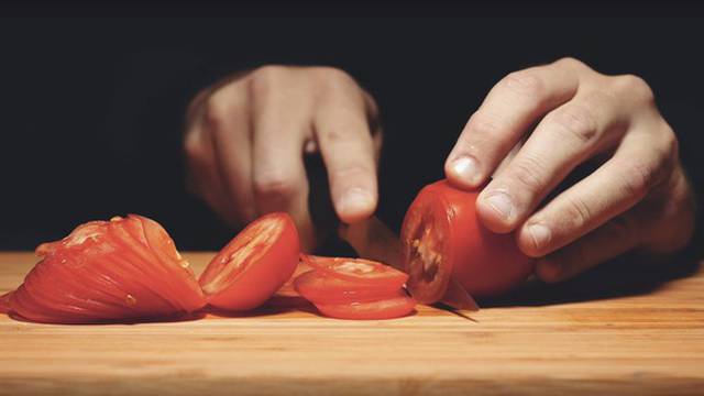 Je li ovaj hipnotizirajući video rezanja rajčice lijek za stres?