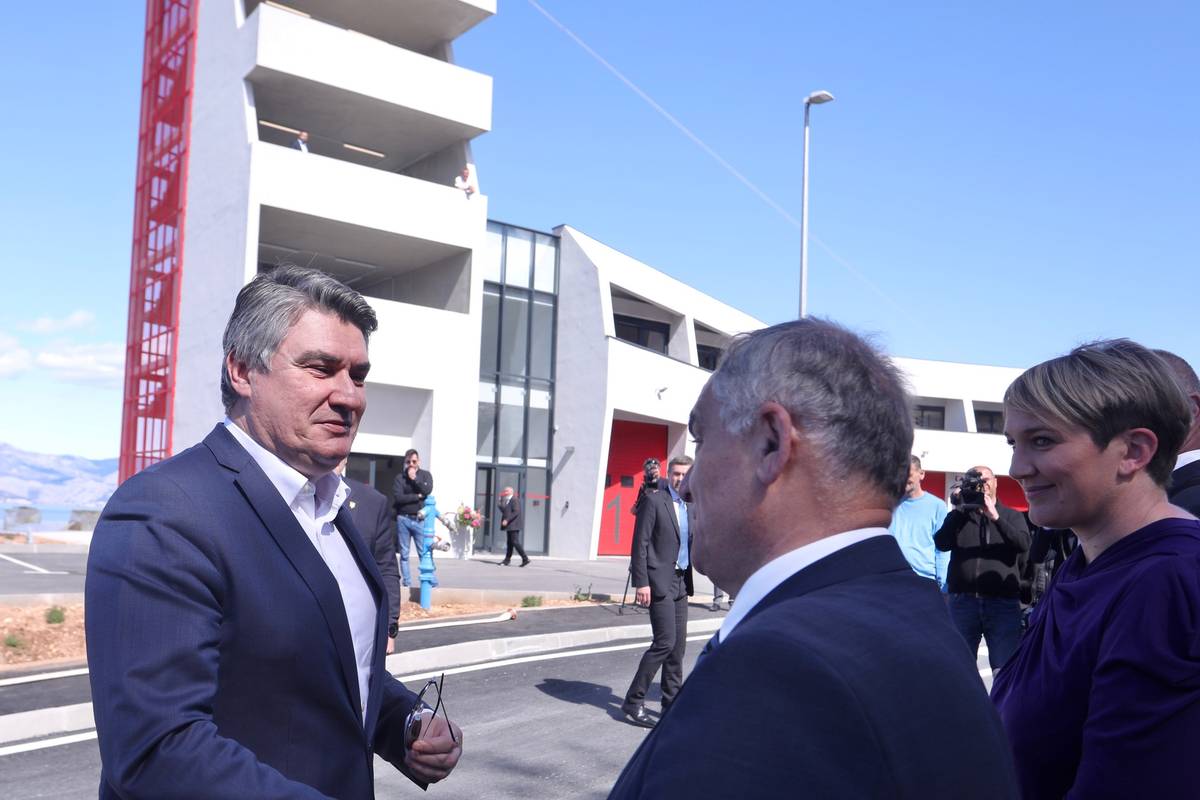 Milanović posjetio Supetar: Mene su dobrovoljni vatrogasci izvukli iz snijega usred Austrije