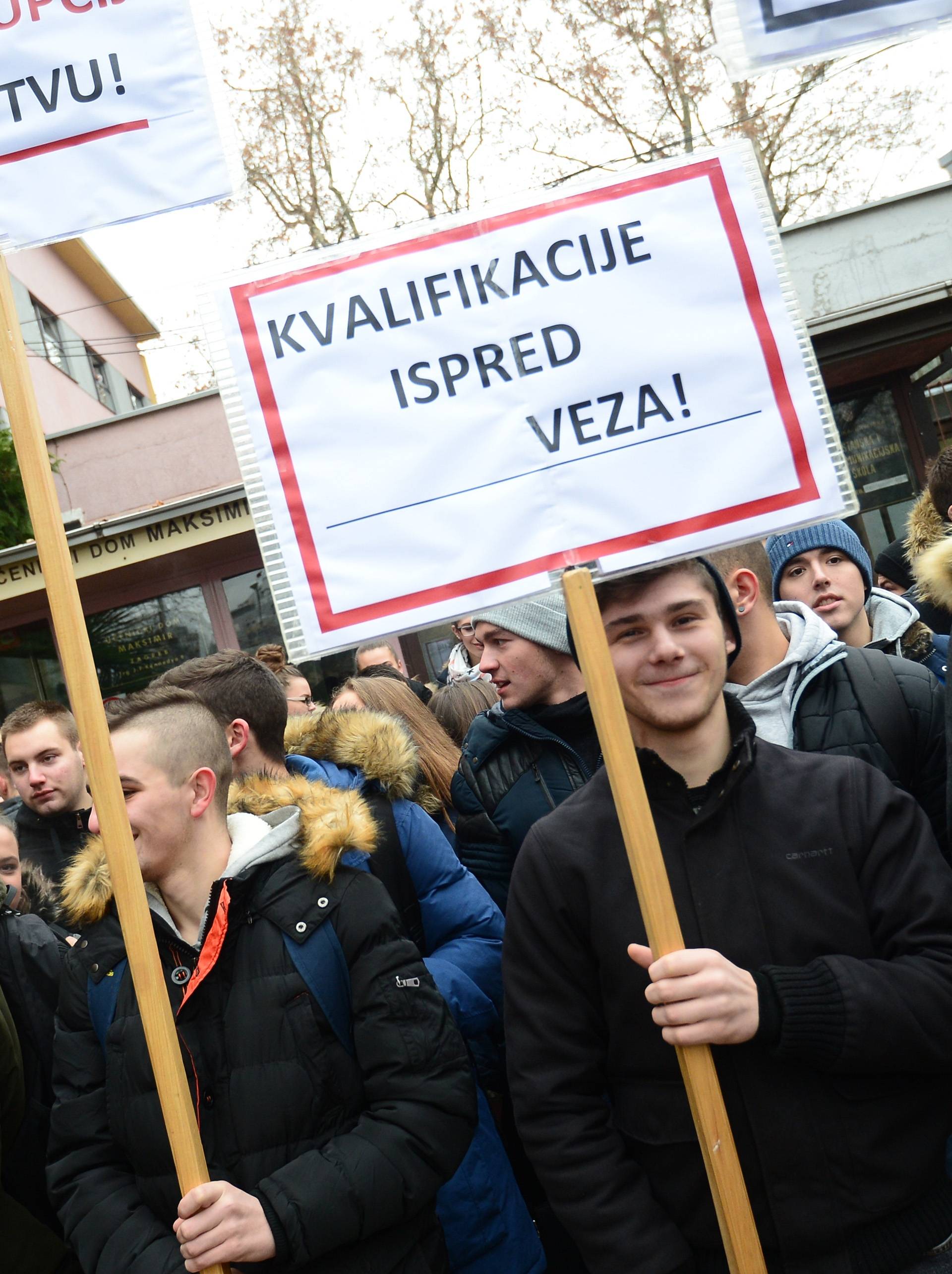 Učenici su prosvjedovali zbog otkaza omiljenoj profesorici