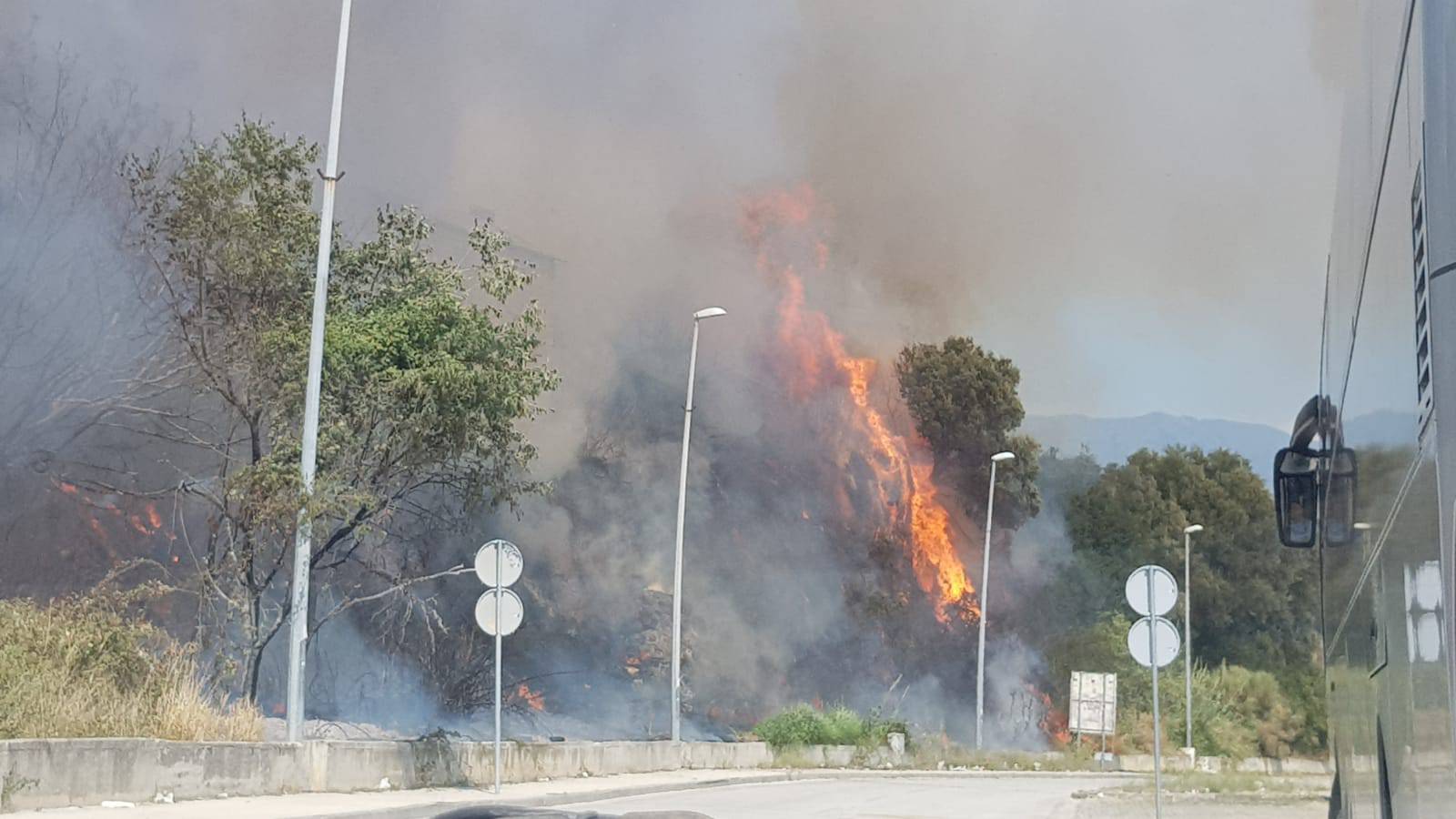 Split: Opet gorjelo na Žnjanu, vatra zahvatila šikaru i barake