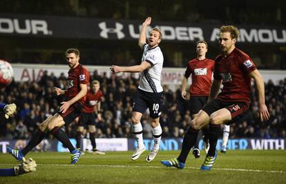 Tottenham ispustio dva boda: Leicester pred osvajanjem PL-a