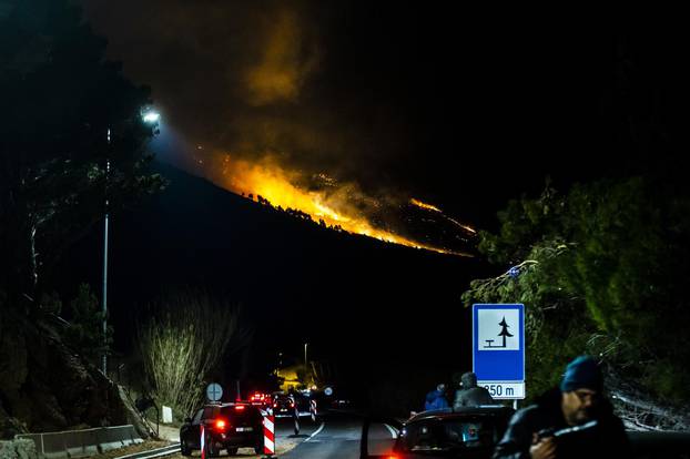 Velik požar planuo je u Lokvi Rogoznici te se širi nošen jakom burom