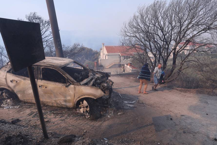 Pisak: Turisti bježe iz apartmana nakon što se požar počeo širiti, u tijeku je evakuacija