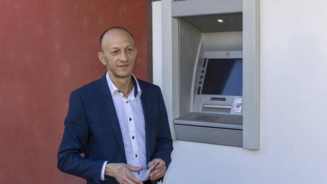 Lički Osik: Župan Petry svečano otvorio bankomat