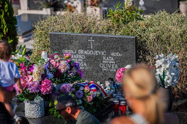 Vela Luka: Prije točno 5 godina umro je Oliver Dragojević, građani na njegovom grobu pale svijeće i ostavljaju poruke 