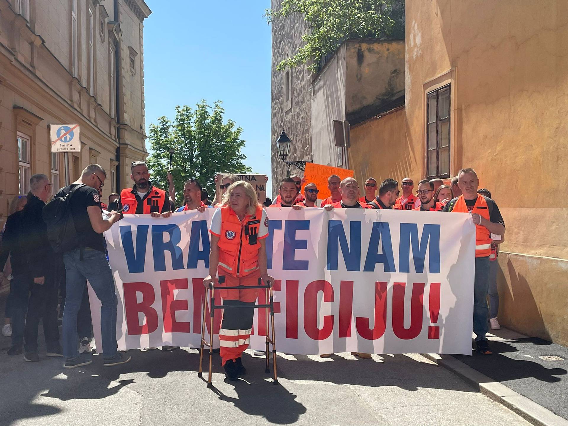 Djelatnici Hitne pomoći okupili se na Markovom trgu. Beroš im poručio: 'Imate moju podršku'