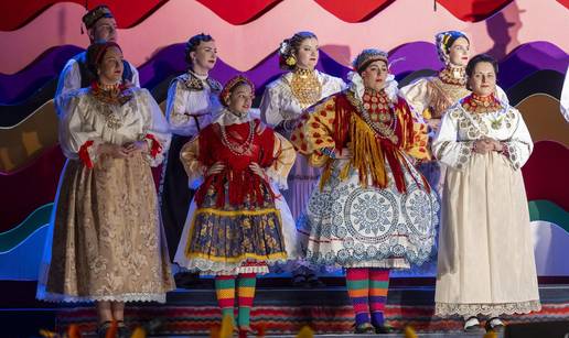 FOTO &Zcaron;iva tradicija: Impresivna revija narodnih no&scaron;nji zlatara u &Zcaron;upanji odu&scaron;evila okupljene