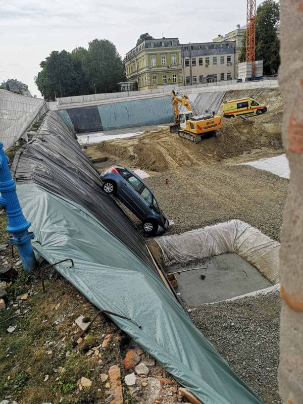 U Osijeku autom probila ogradu pa završila 'nosom' u gradilištu, vozačicu je odvela hitna pomoć