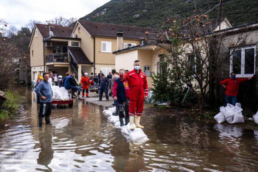 Borba u Kokorićima ide dalje: Vodostaj porastao za 30 cm...