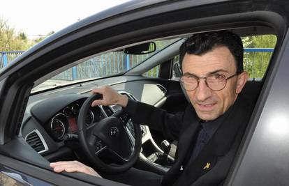 Don Anđelko Kaćunko vozi novi sponzorski automobil