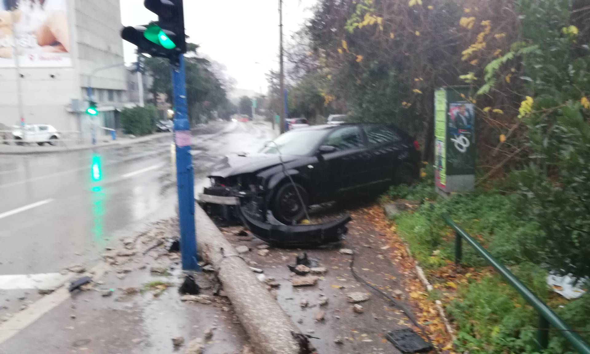 Izgubio kontrolu nad autom pa se zabio u stup i smrskao ga