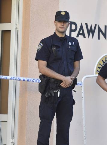 U &Scaron;ibeniku no&zcaron;em ubijen mladi&cacute;, djevojka se bori za &zcaron;ivot