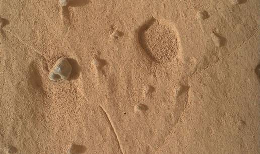 FOTO NASA-in rover otkrio misteriozne rupe na Marsu