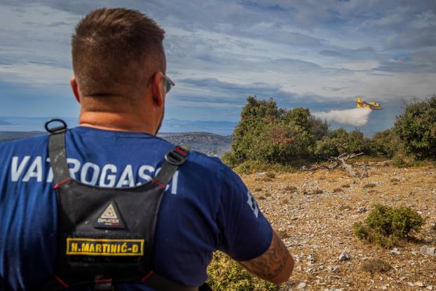 Nerežišća: Tijekom poslijepodneva ponovno se razbuktao požar