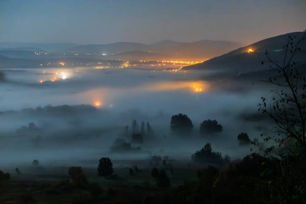 Magla noću iznad mjesta Bisko  