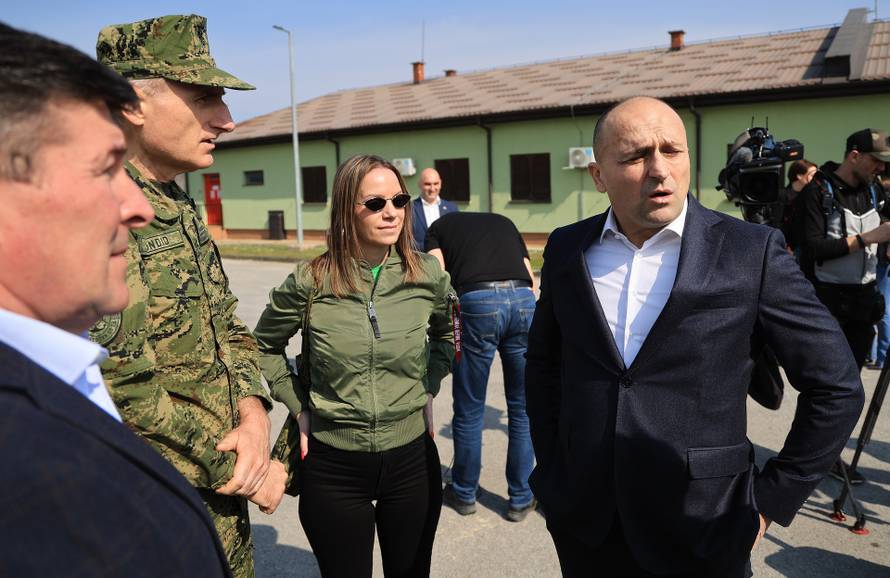 Ministar Anušić i general Kundid na prvom danu TVO-a na Slunju