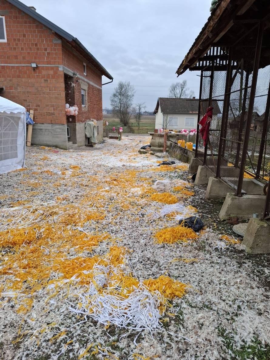 VIDEO Dobili bebu, a susjedi im zatrpali dvorište trakicama: 'Neka, rodila nam se kći Tessa'
