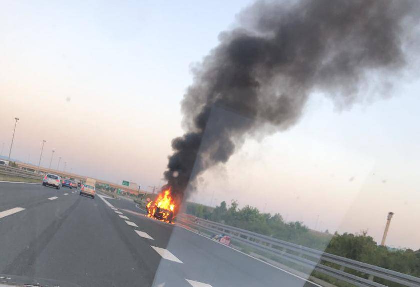 VIDEO: Buktinja na zagrebačkoj obilaznici. Potpuno izgorio auto