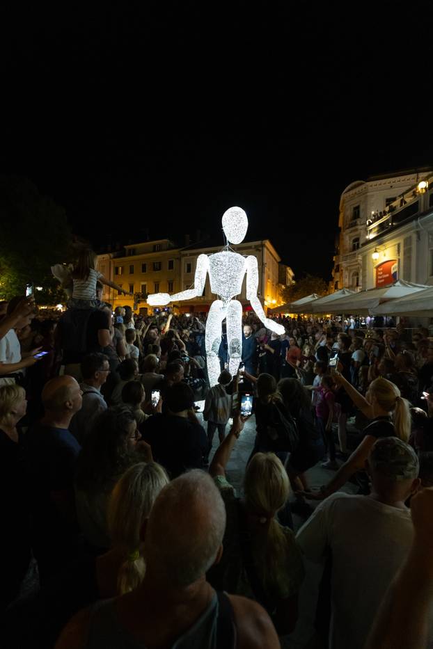 Otvoren 11. Visualia festival u Puli - grad se pretvorio u teatar svjetlećih elemenata