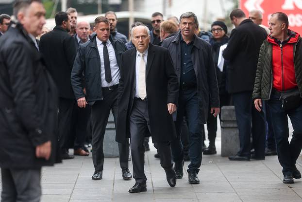 Sarajevo: Dolazak uzvanika na komemoraciju za Halida Bešlića u Narodno pozorište