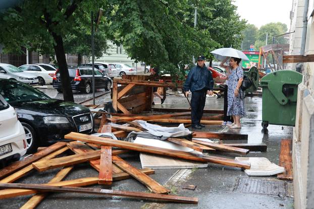 Osijek: Jak vjetar srušio drvenu skelu