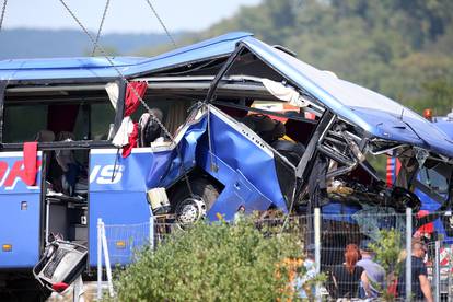 FOTO Dizalicom izvukli skršeni autobus iz kanala na autocesti