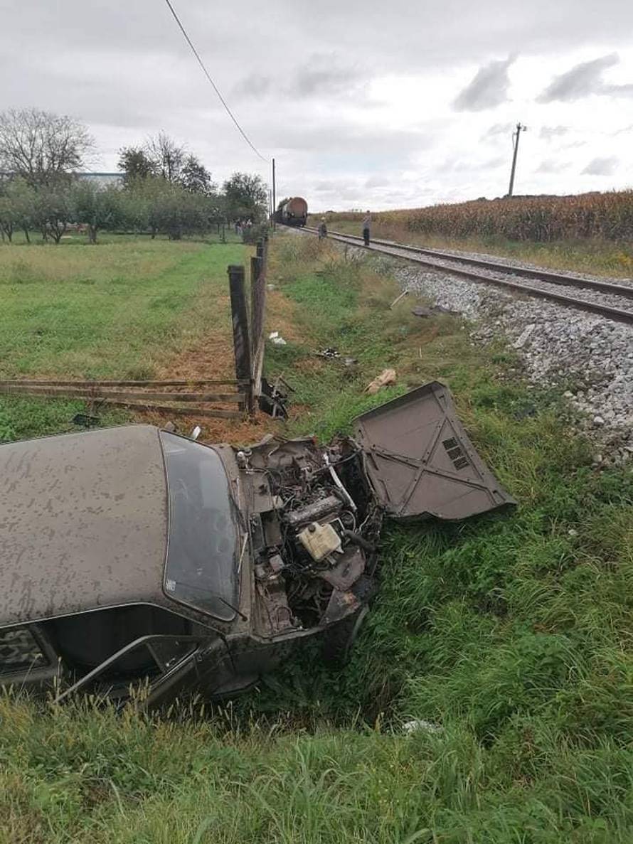 Teretni vlak naletio na auto kod Varaždina, dvoje ljudi u bolnici