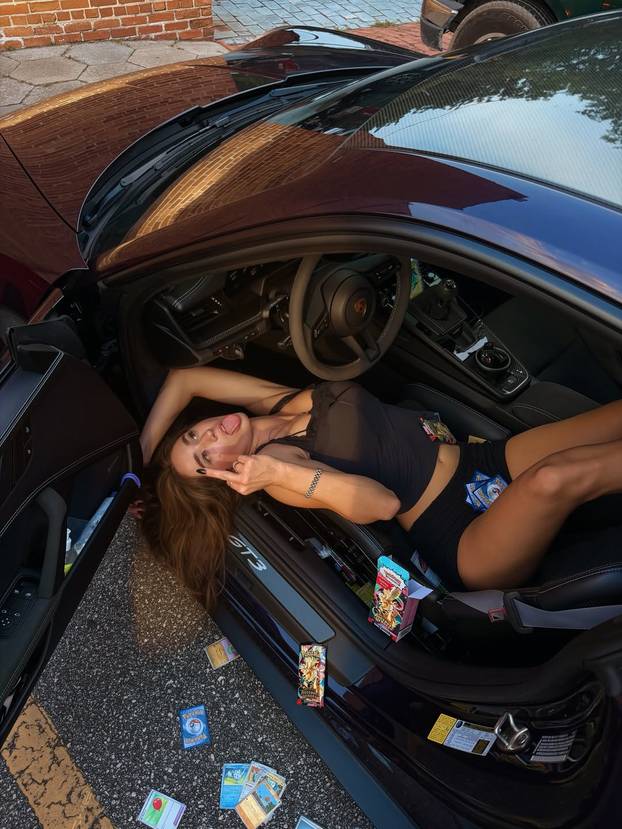 FOTO Ljubiteljica snažnih i brzih automobila osvaja mreže: Bikini spaja s konjskim snagama