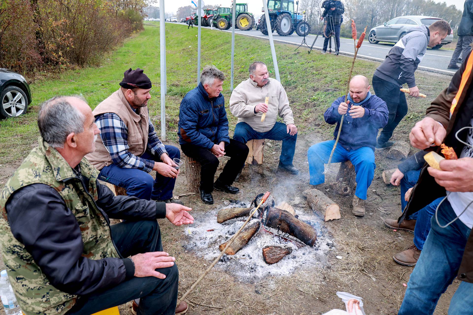 Nezadovoljni seljaci jutros blokirali prometnice i granični prijelaz Županja - Orašje