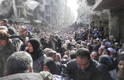 Žalosne slike iz Sirije: Tisuće gladnih u redu za koricu kruha