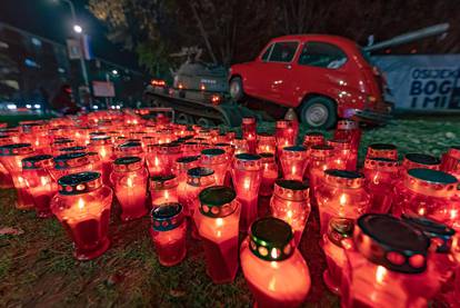 Građani položili svijeće pokraj crvenog fiće u Osijeku: 'Mlade treba podsjećati na herojstvo'