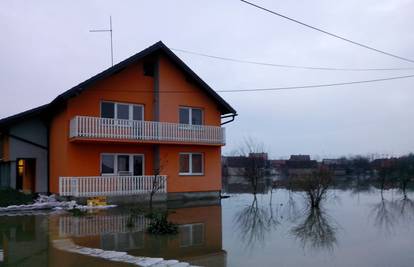 Sava se prelila preko nasipa kraj Trebeža, evakuiraju ljude