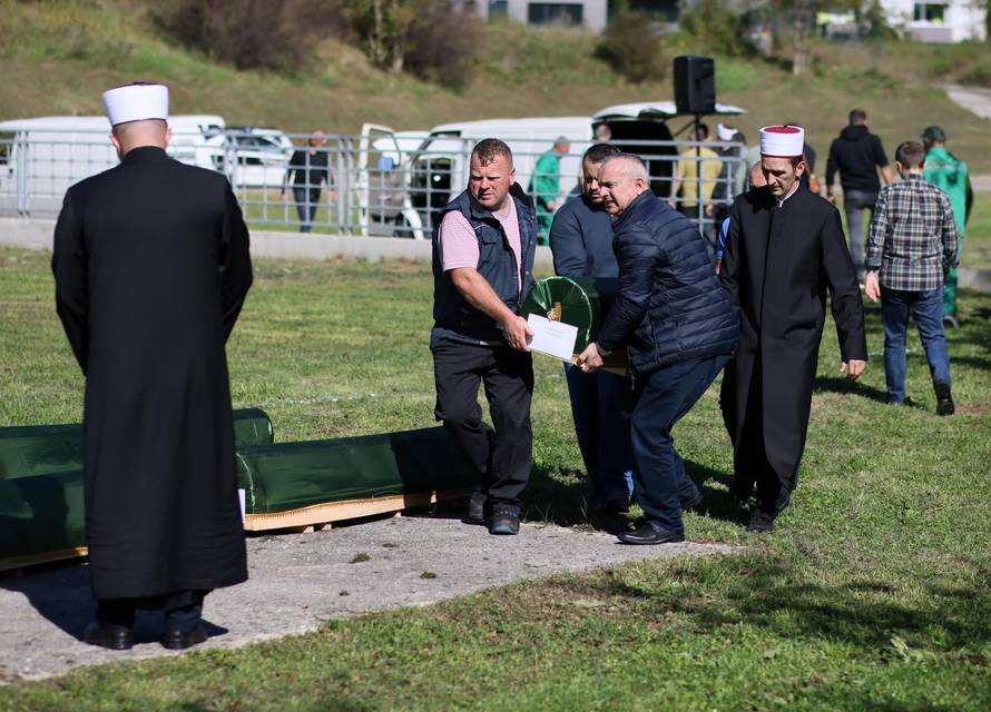 Jablanica: Ljudi pristižu na kolektivnu dženazu žrtvama poplava