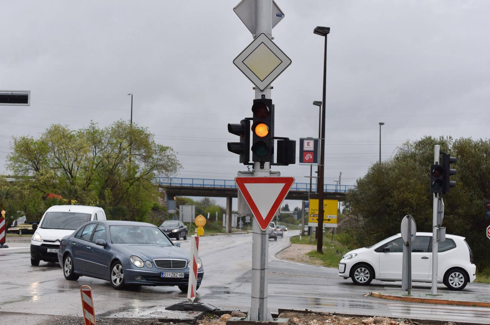 Å ibenik: Prometni znakovi postavljeni na gradskom raskriÅ¾ju zbunjuju vozaÄe