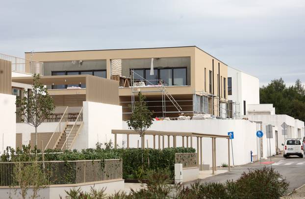 Šibenik: Novoizgrađene vile na plaži Rezalište u Brodarici