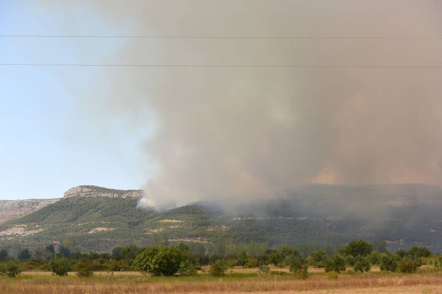 U Đevrskama obranjene kuće, ali jak vjetar i dalje nosi vatru