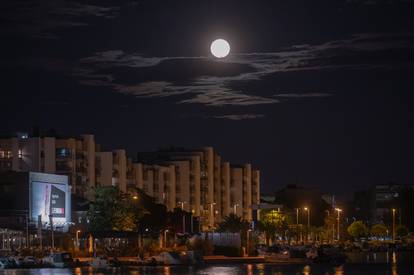 FOTO Plovi mjesec iznad grada: Pogledajte bajkovite prizore punog Mjeseca iznad Hrvatske