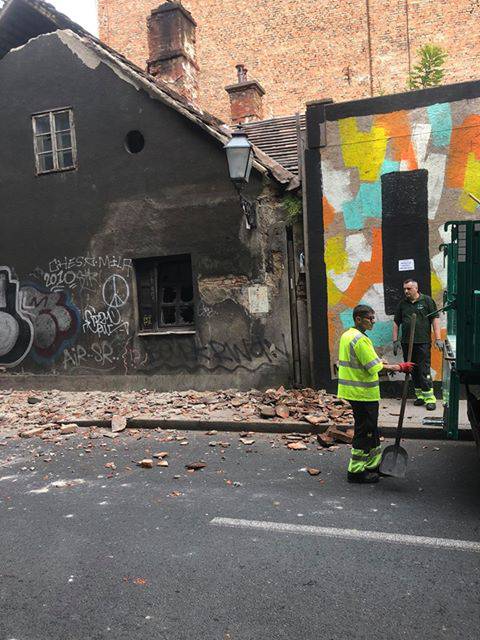 Urušio se dio krova zgrade u Palmotićevoj, službe na terenu