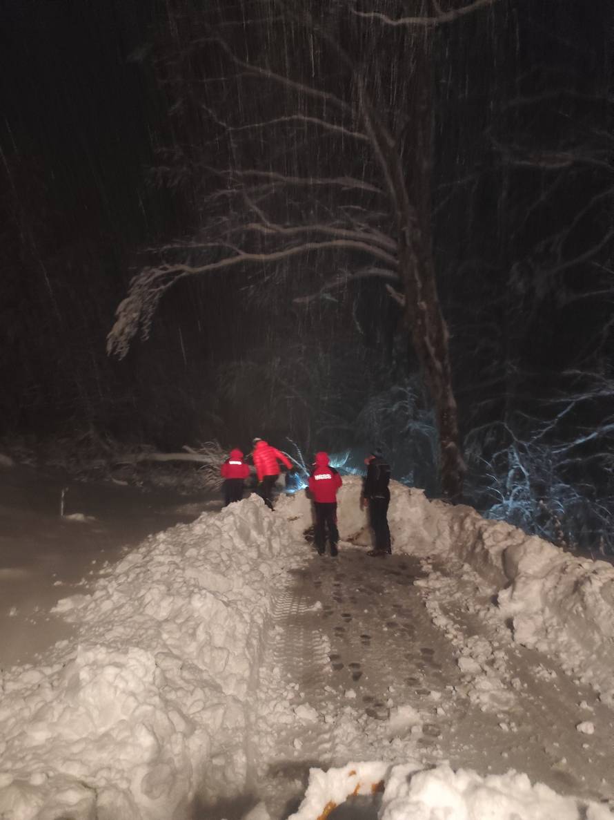 HGSS kod Plaškog spasio obitelj sa četvero djece: Zapeli su u snijegu te su ostali i bez goriva